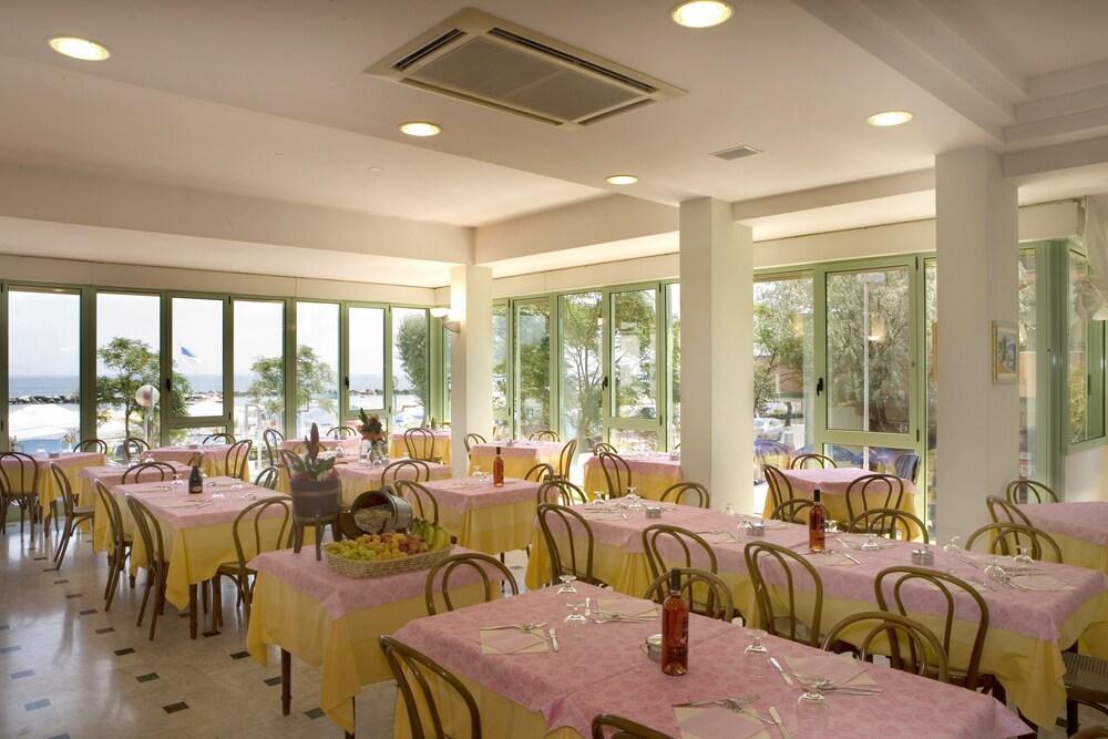 Hotel Palos Римини Екстериор снимка