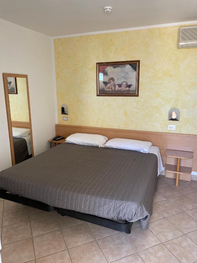 Hotel Palos Римини Екстериор снимка