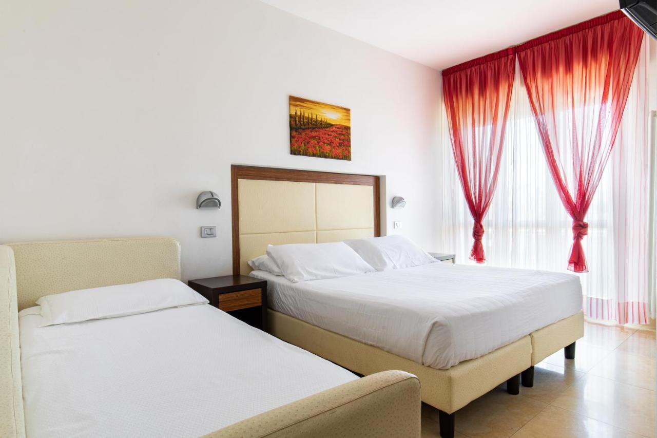 Hotel Palos Римини Екстериор снимка