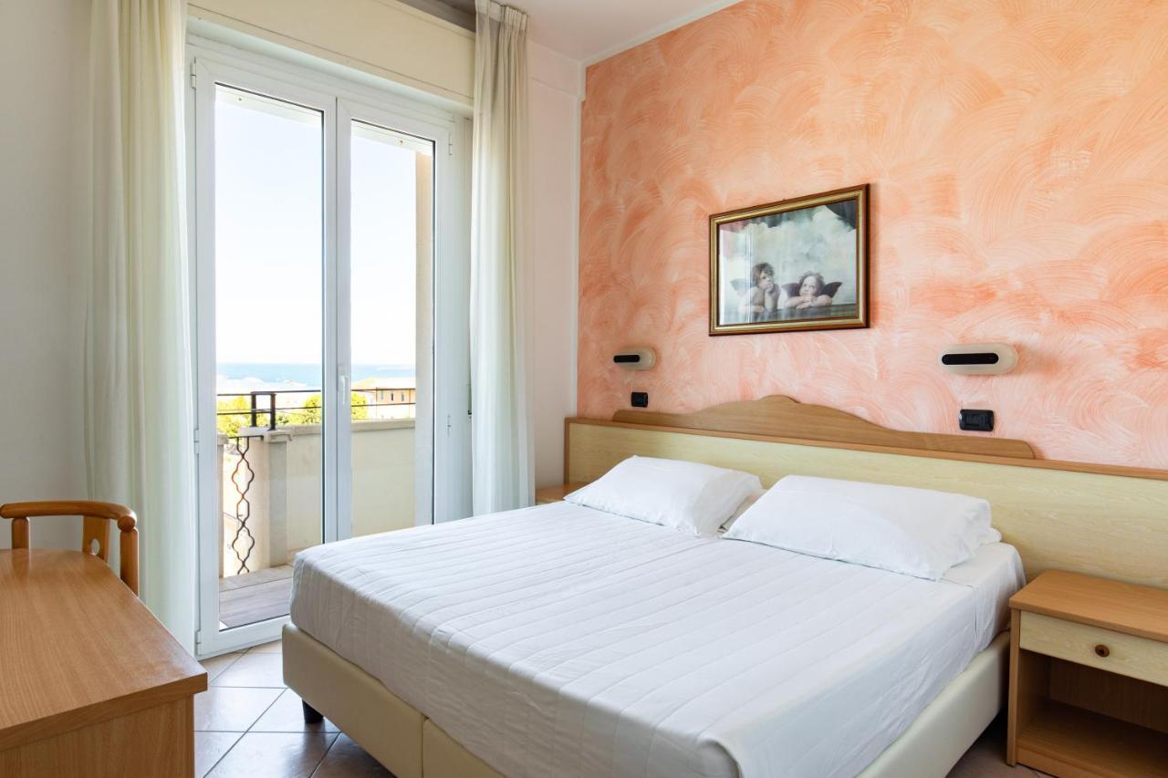 Hotel Palos Римини Екстериор снимка