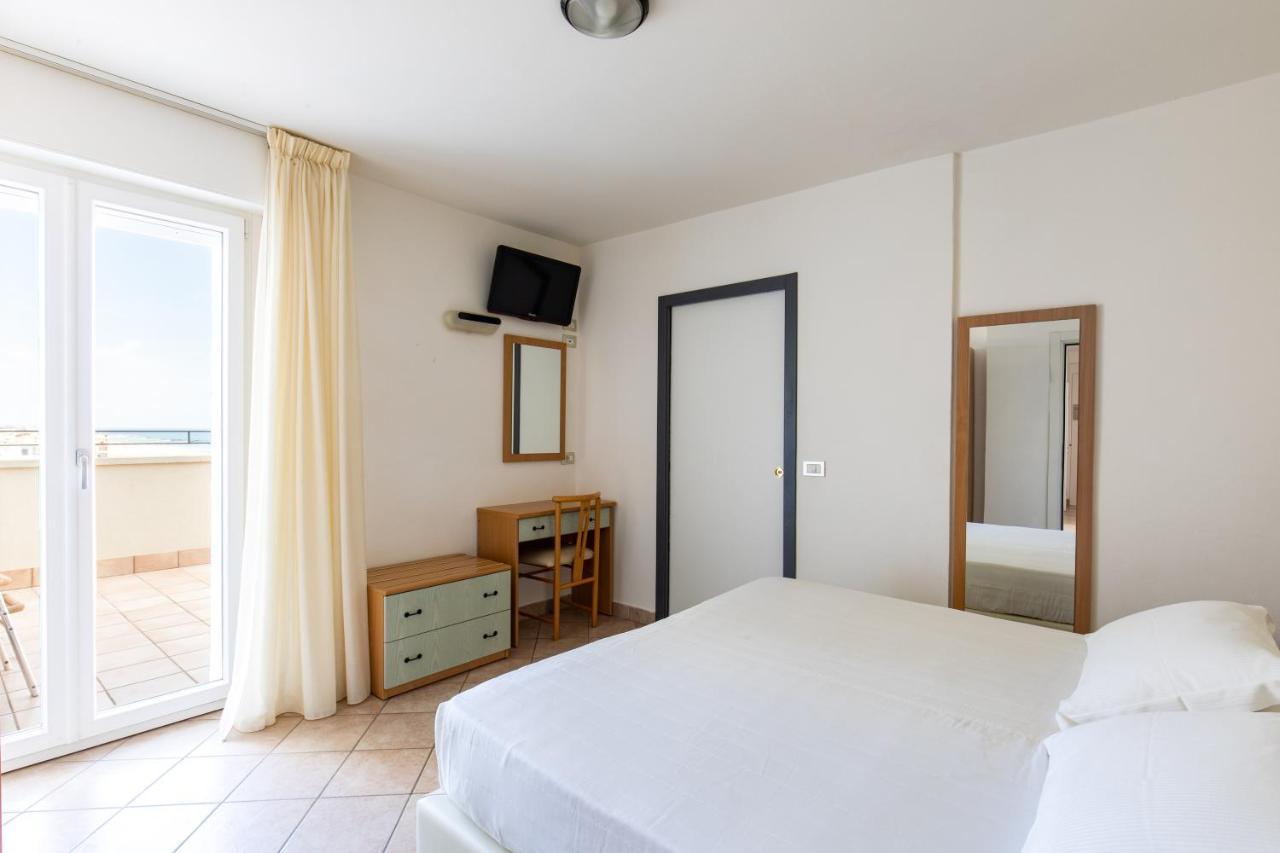 Hotel Palos Римини Екстериор снимка
