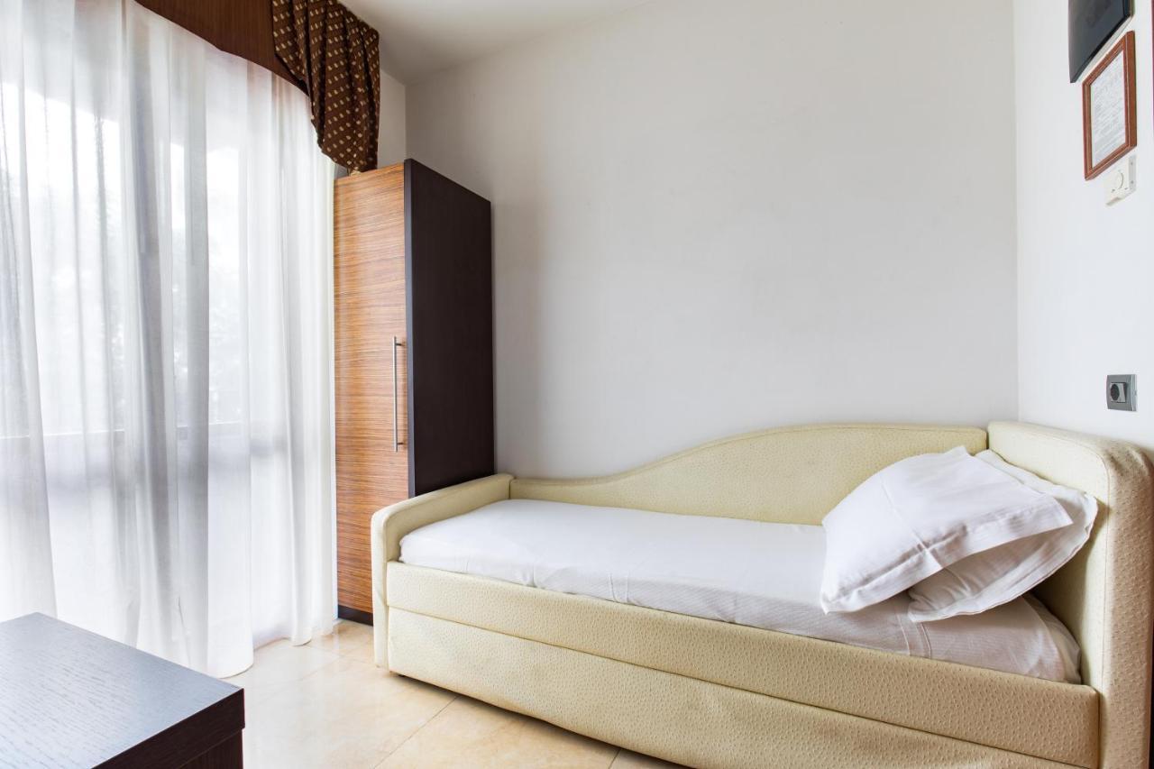 Hotel Palos Римини Екстериор снимка
