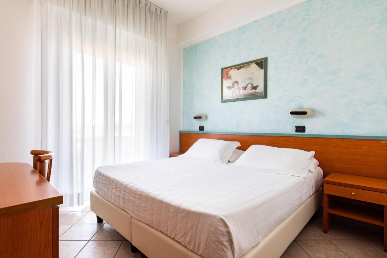 Hotel Palos Римини Екстериор снимка
