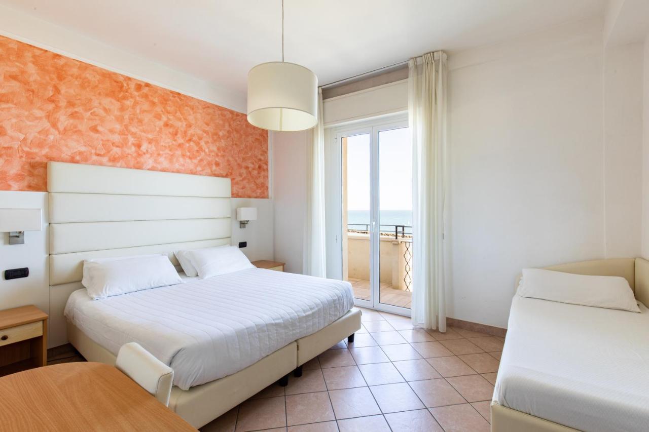 Hotel Palos Римини Екстериор снимка