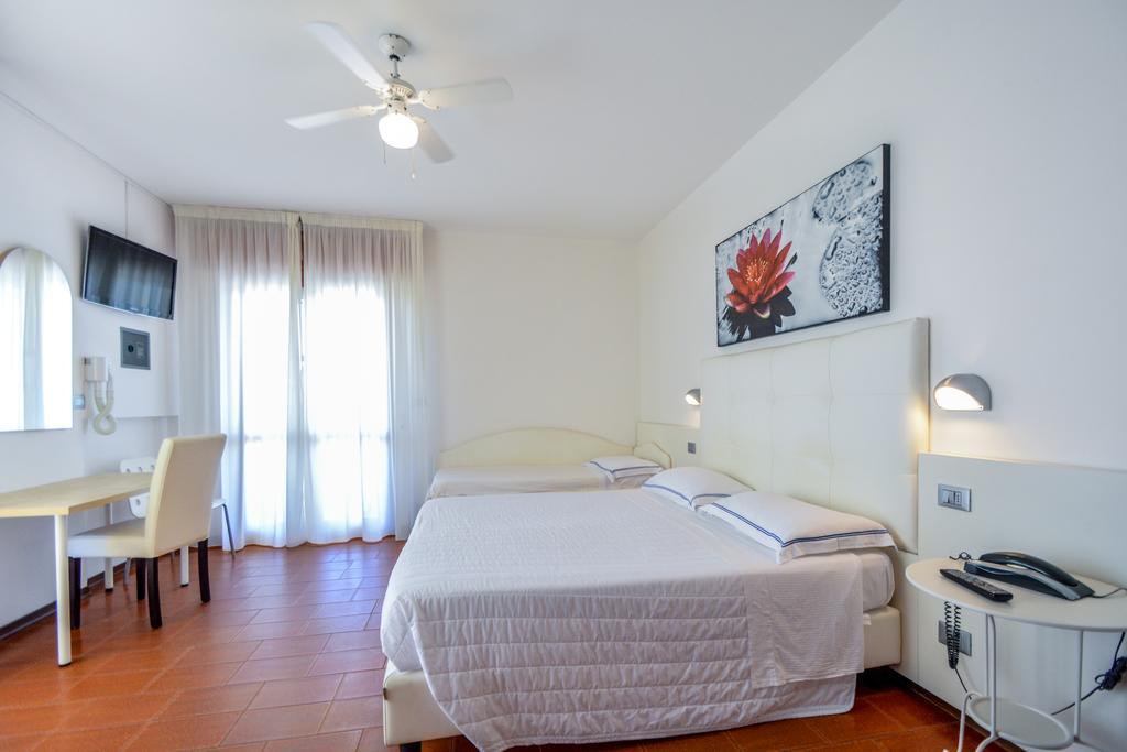 Hotel Palos Римини Екстериор снимка